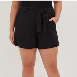 Torrid 10/00x Pull-On Stretch Crepe Mid-Rise Tie-Front Short